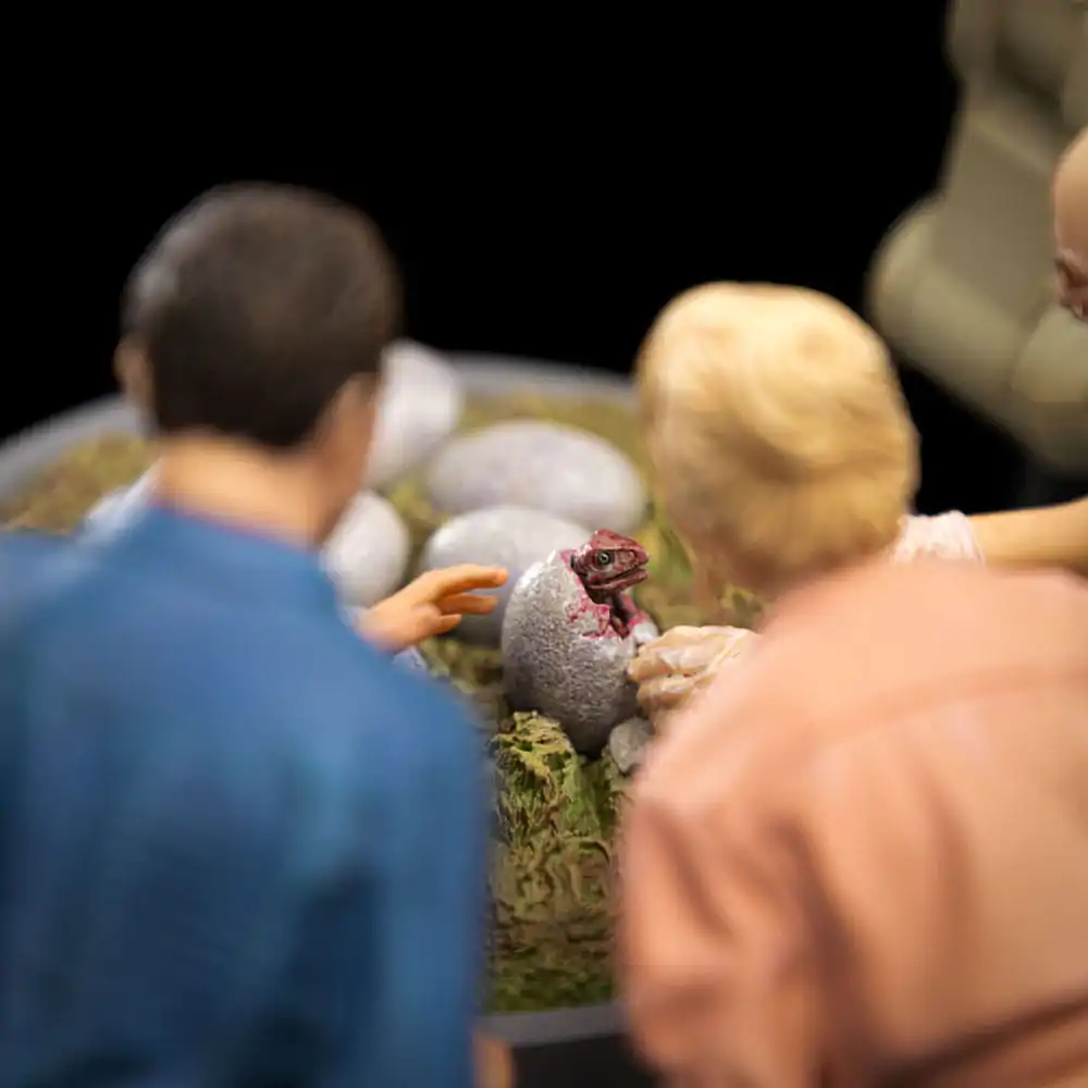 Jurassic Park Scale 1/10 Dino Hatching szobor figura 23 cm termékfotó