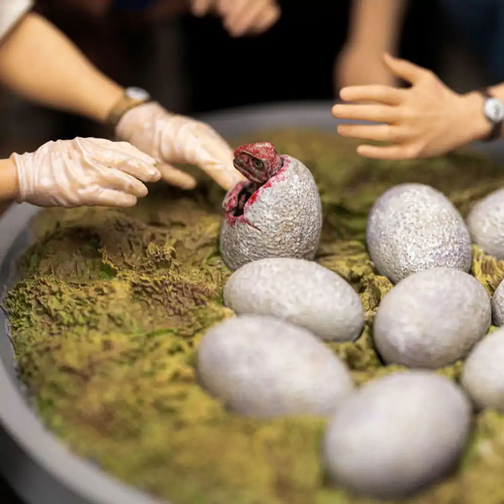 Jurassic Park Scale 1/10 Dino Hatching szobor figura 23 cm termékfotó