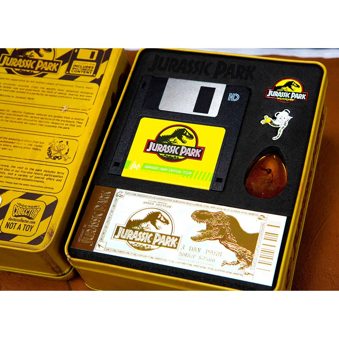Jurassic Park Welcome Kit Amber fém doboz replika termékfotó