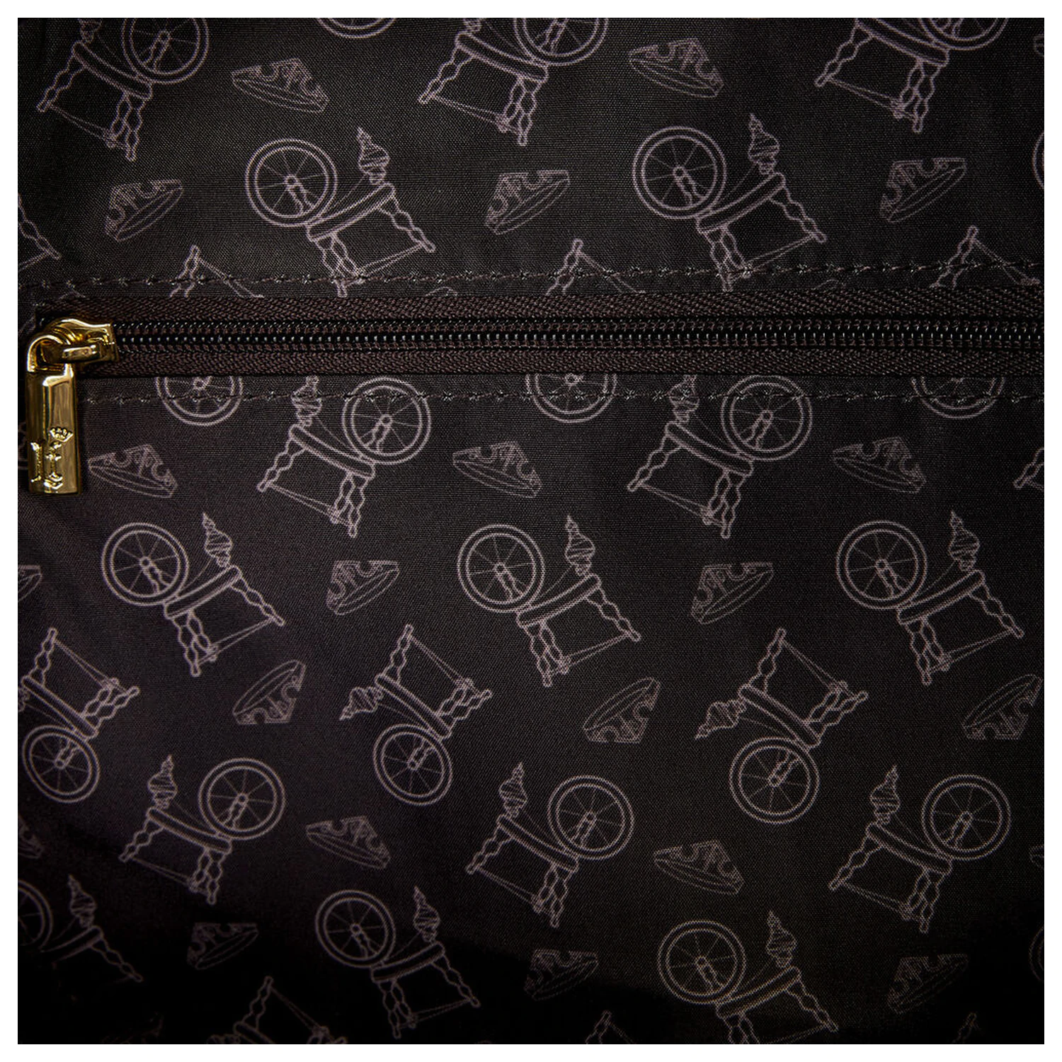 Loungefly Disney Sleeping Beauty & Maleficient Spinning Wheel táska hátizsák 26cm termékfotó