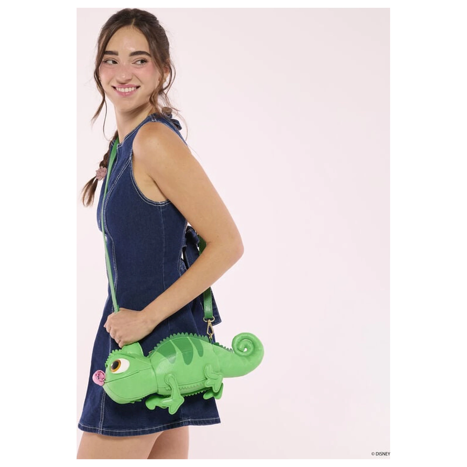 Loungefly Disney Tangled Aranyhaj Pascal válltáska termékfotó
