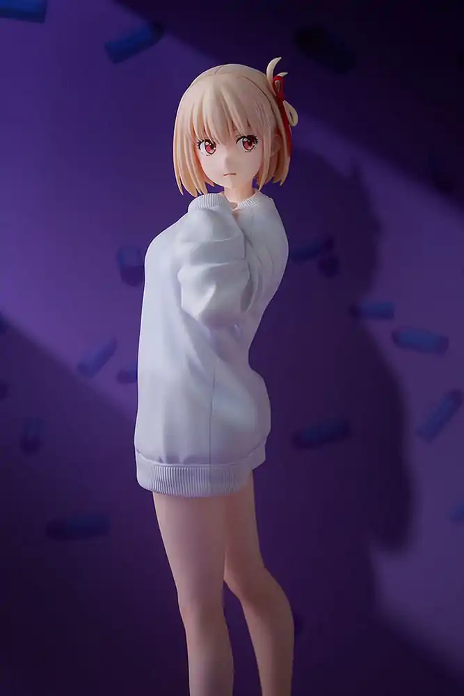 Lycoris Recoil 1/7 Chisato Nishikigi: Oversized Sweatshirt Ver. PVC szobor figura 25 cm termékfotó