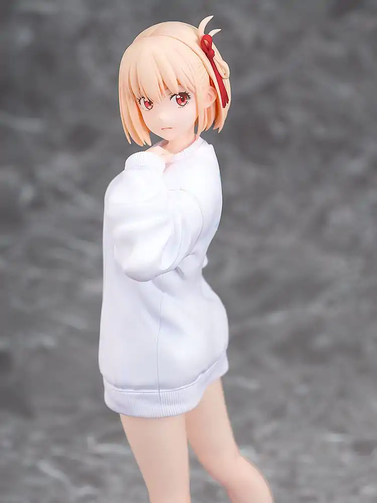 Lycoris Recoil 1/7 Chisato Nishikigi: Oversized Sweatshirt Ver. PVC szobor figura 25 cm termékfotó