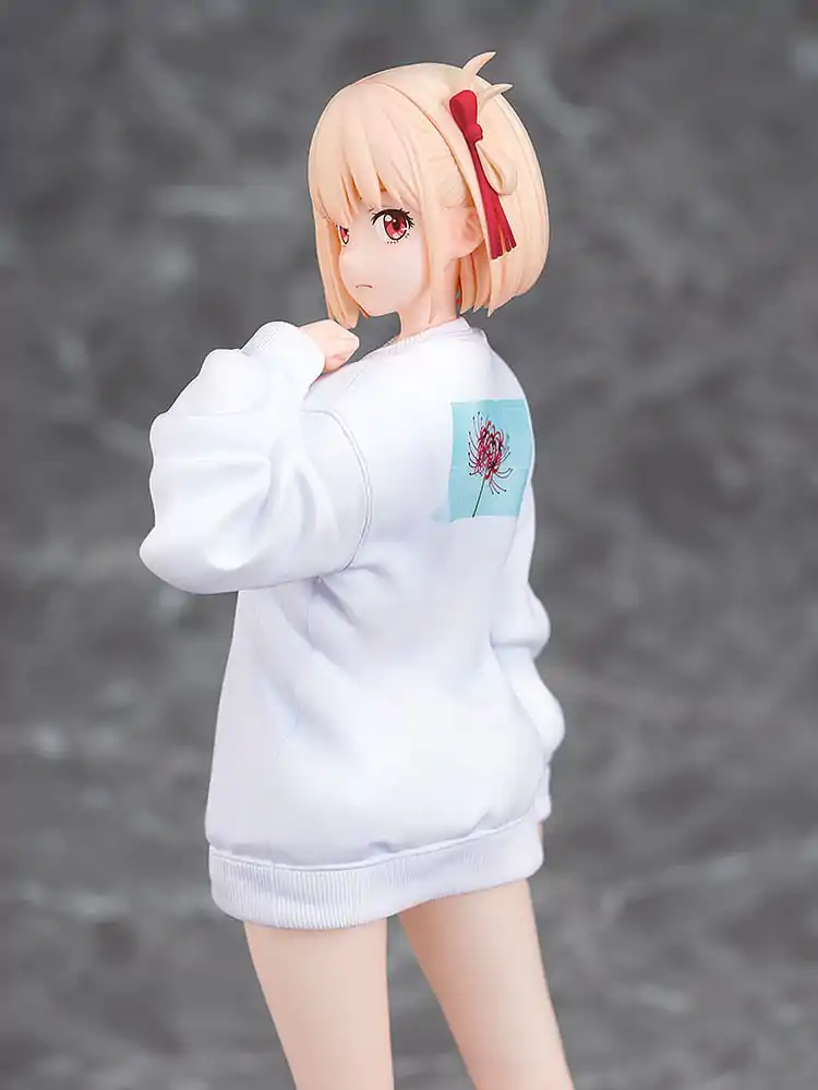 Lycoris Recoil 1/7 Chisato Nishikigi: Oversized Sweatshirt Ver. PVC szobor figura 25 cm termékfotó