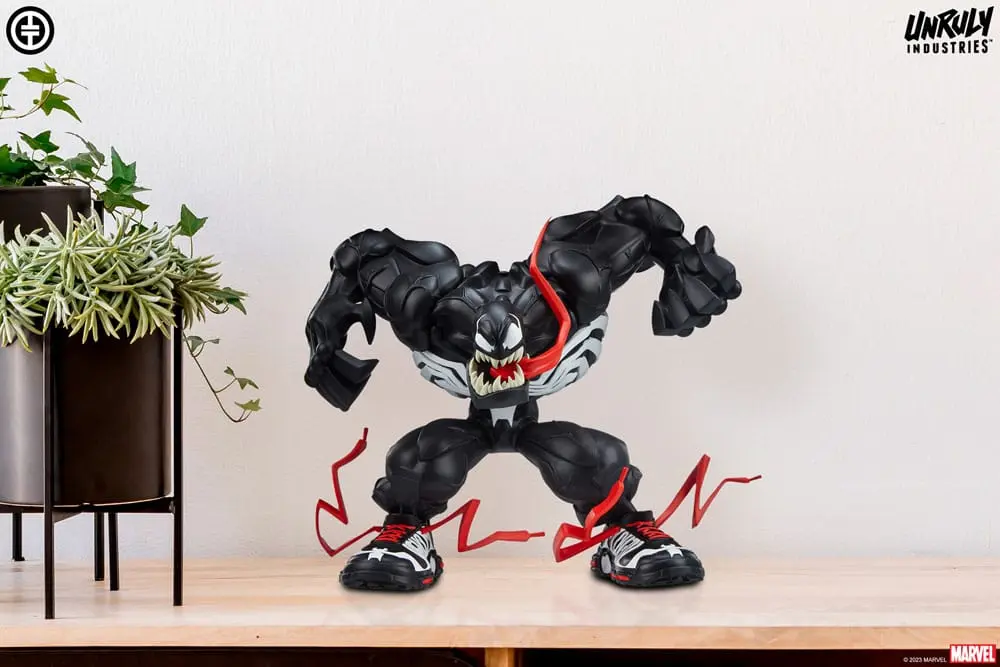 Marvel Designer Series Venom by Tracy Tubera Vinyl szobor figura 23 cm termékfotó