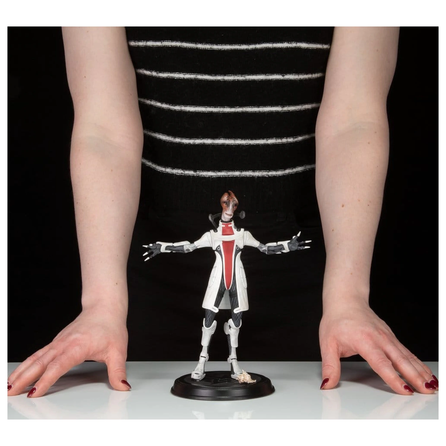 Mass Effect PVC figura Mordin Solus 23 cm termékfotó