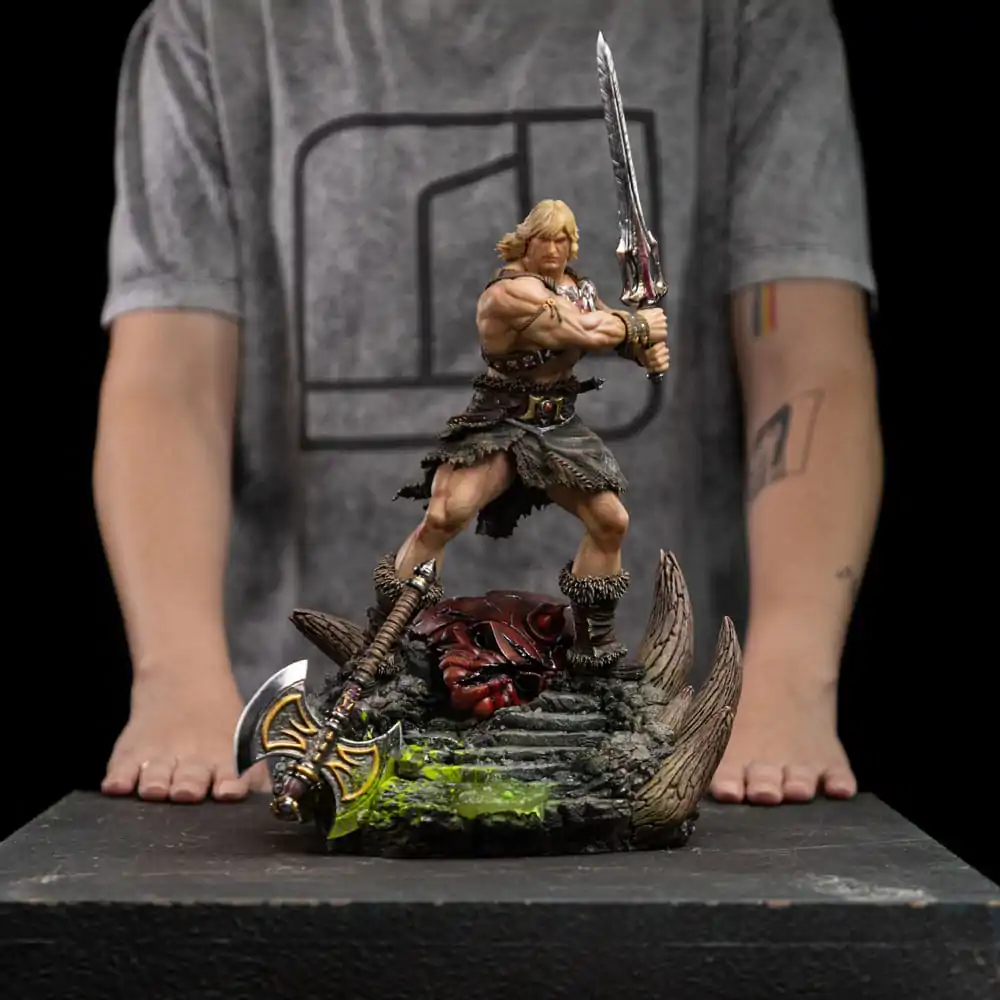 Masters of the Universe Deluxe Art Scale 1/10 He-Man Unleashed szobor figura 34 cm termékfotó