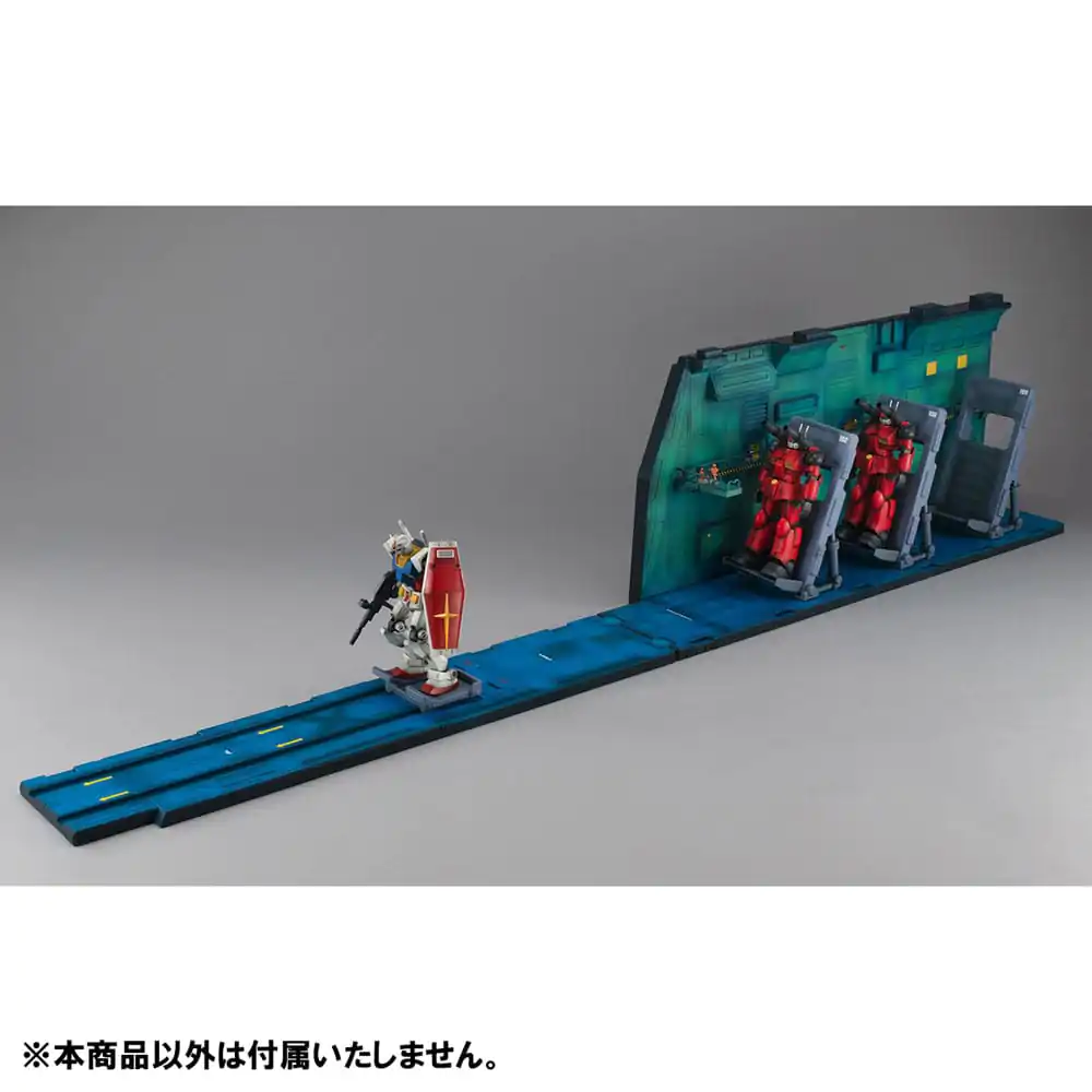 Realistic Model Series: Mobile Suit Gundam (1/144 HG Series) White Base Catapult Deck ANIME EDITION Diorama szobor termékfotó