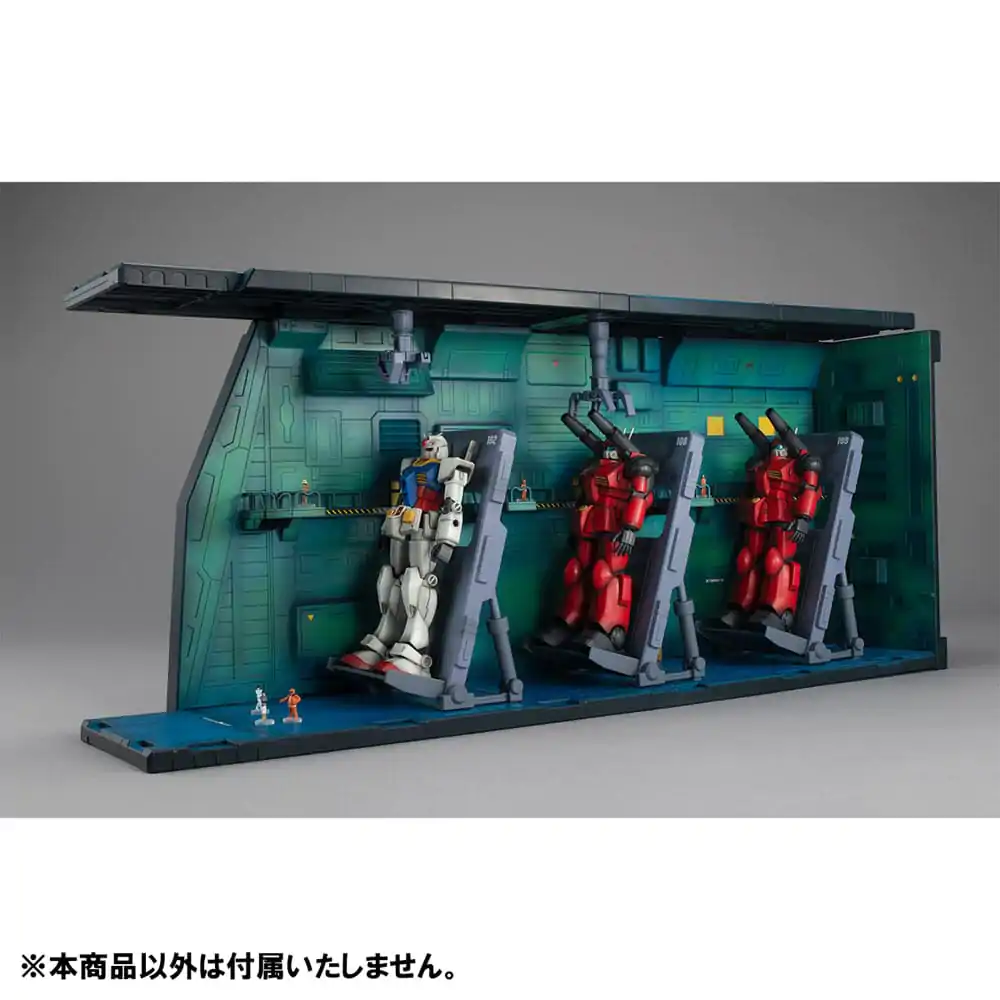 Realistic Model Series: Mobile Suit Gundam (1/144 HG Series) White Base Catapult Deck ANIME EDITION Diorama szobor termékfotó