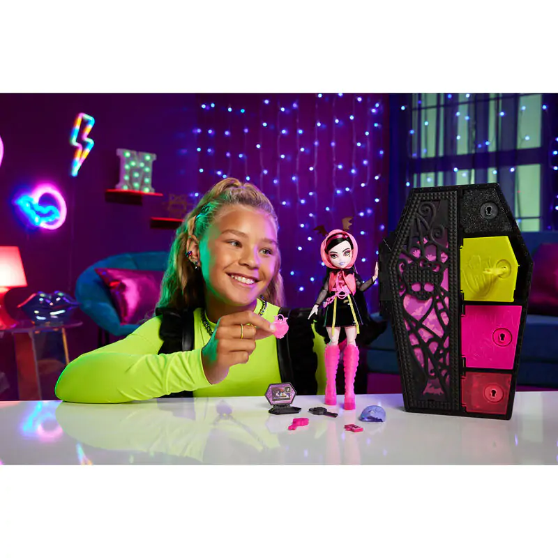 Monster High Skullmate Secrets Neon Frights Draculaura játék baba 25cm termékfotó