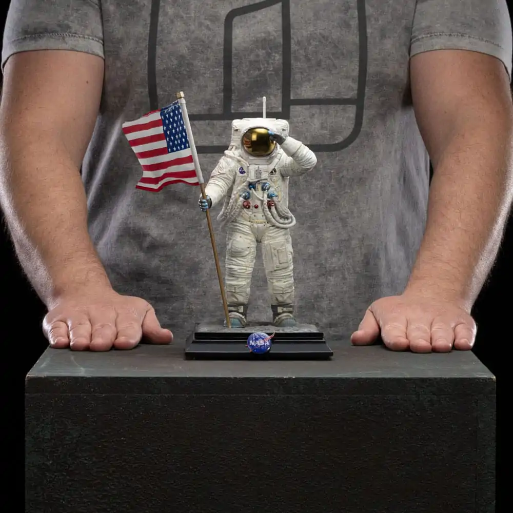 NASA Art Scale Statue 1/10 Apollo 11 Astronaut 23 cm termékfotó