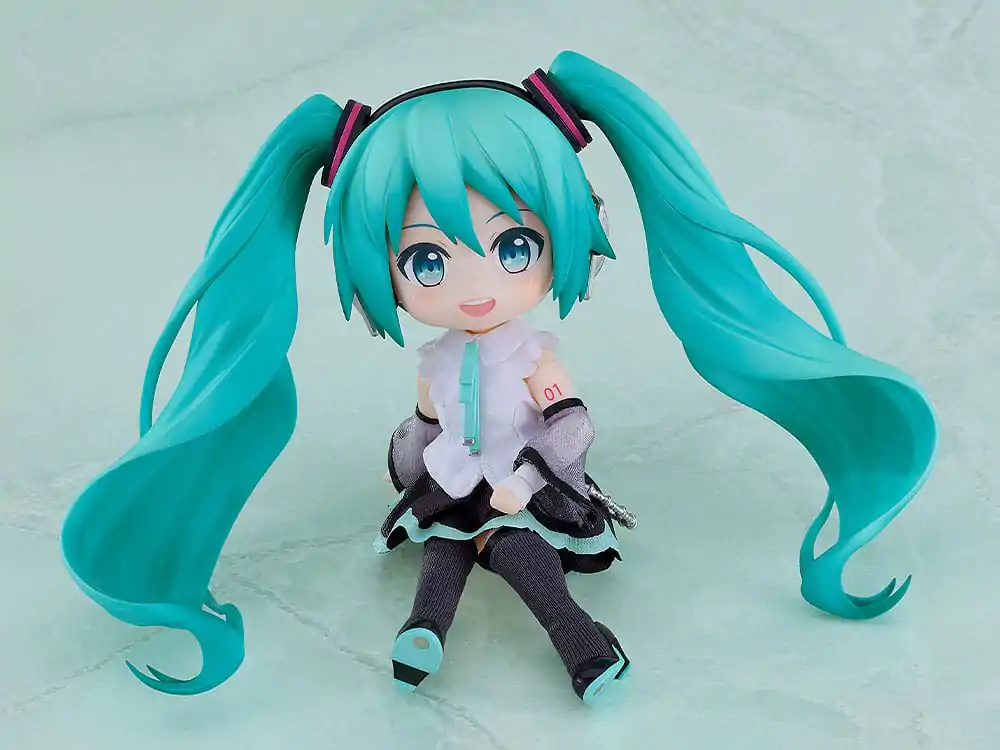 Piapro Characters Nendoroid Doll akciófigura Snow Miku: Yukiiro Pop Ver. 14 cm termékfotó