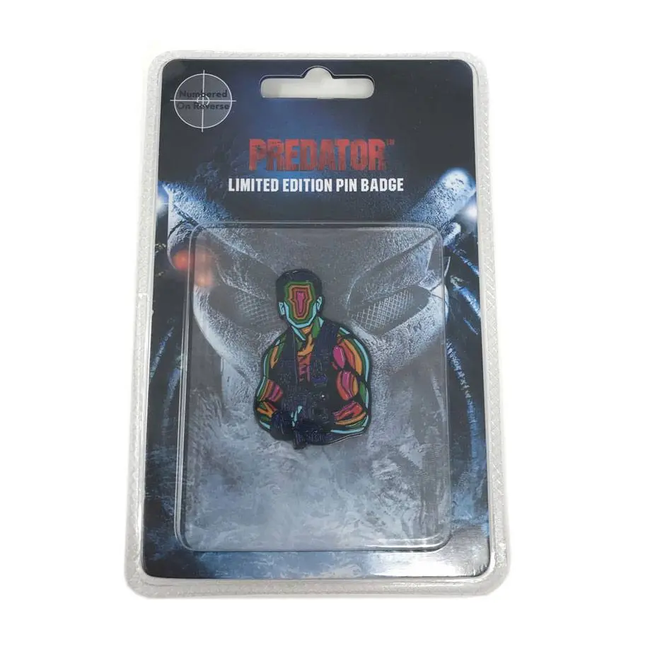 Predator kitűző termékfotó