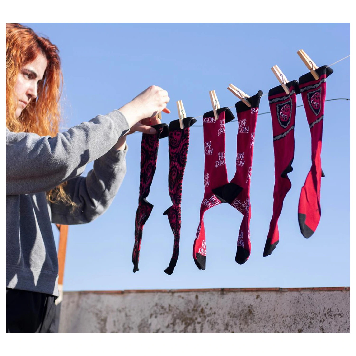 Sárkányok háza Red felnőtt hosszú szárú zokni 35/41 termékfotó