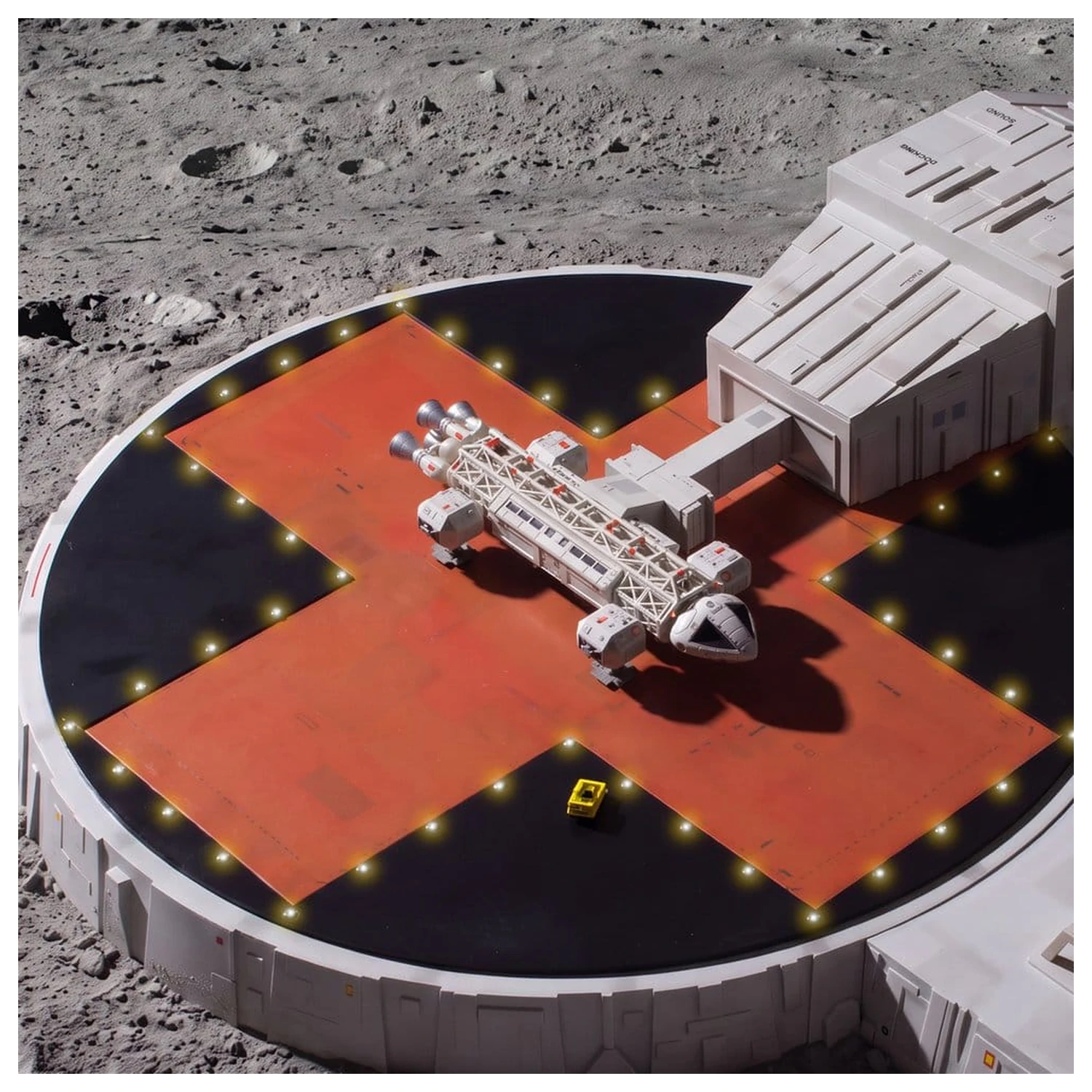 Space 1999 játékkészlet Landing Pad (with Eagle Transporter) 46 cm termékfotó