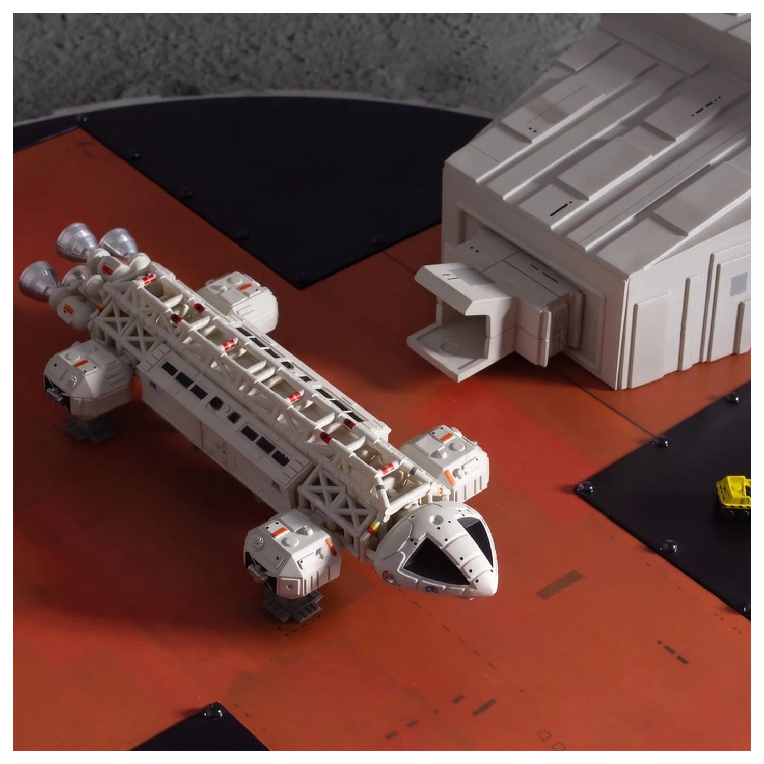 Space 1999 játékkészlet Landing Pad (with Eagle Transporter) 46 cm termékfotó