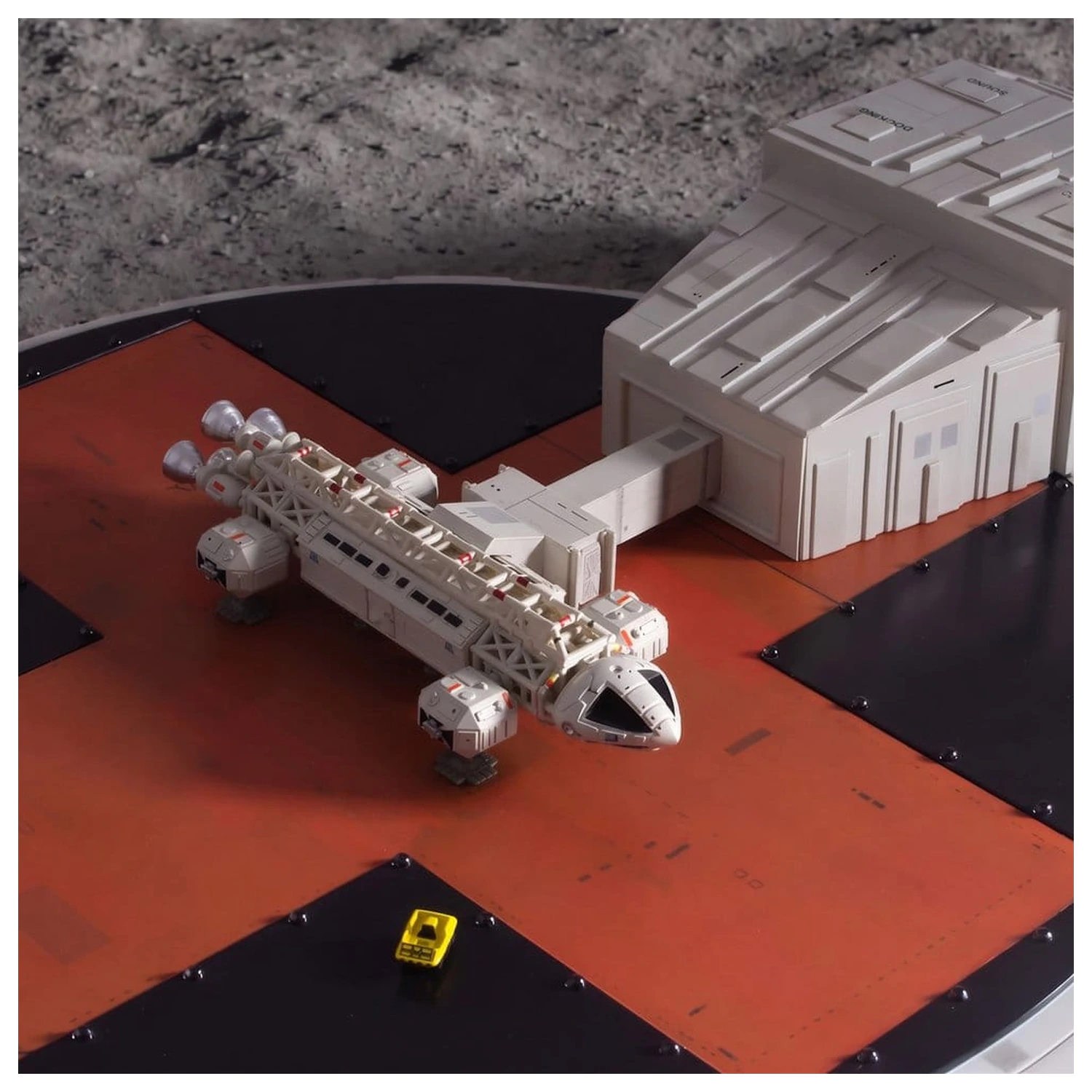Space 1999 játékkészlet Landing Pad (with Eagle Transporter) 46 cm termékfotó