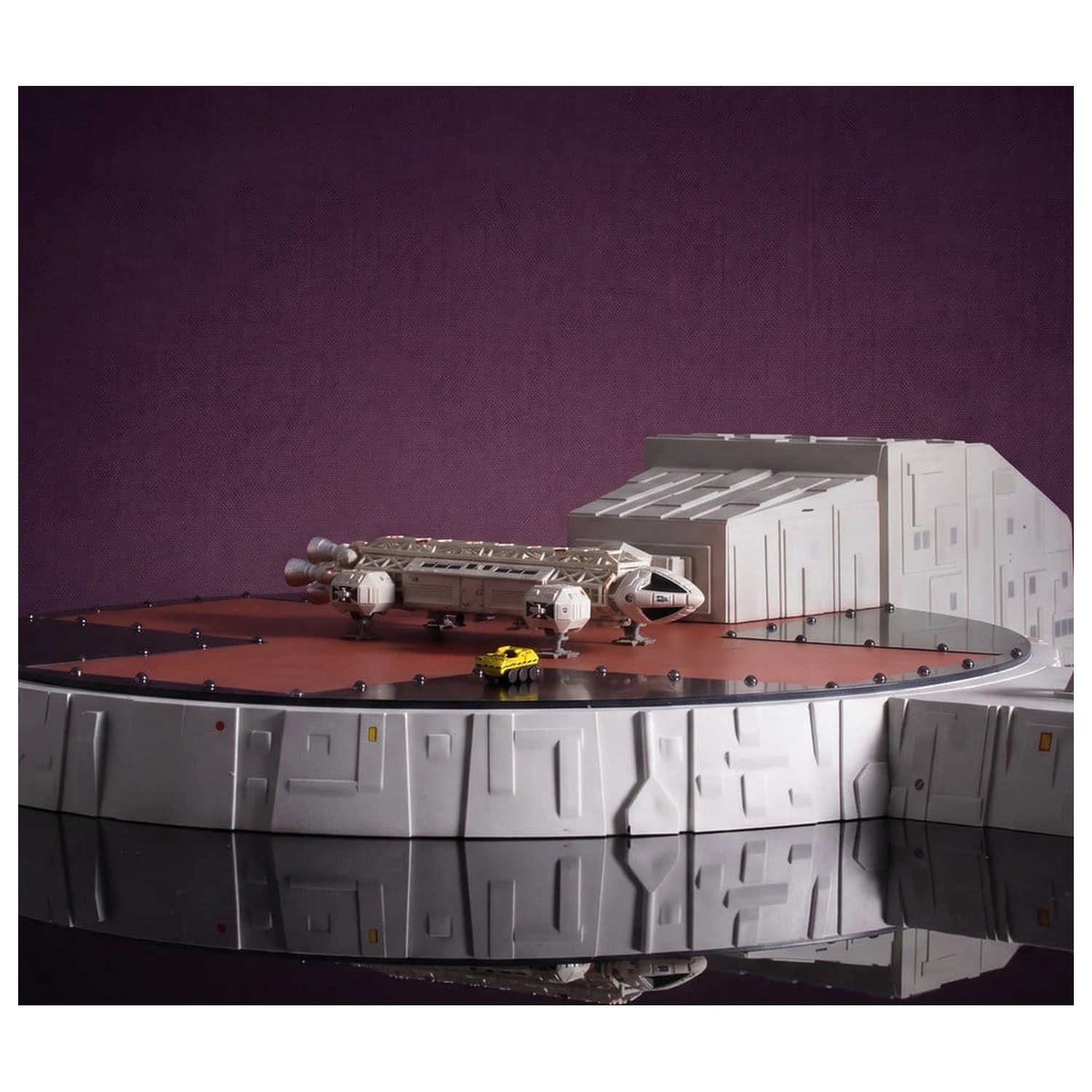 Space 1999 játékkészlet Landing Pad (with Eagle Transporter) 46 cm termékfotó