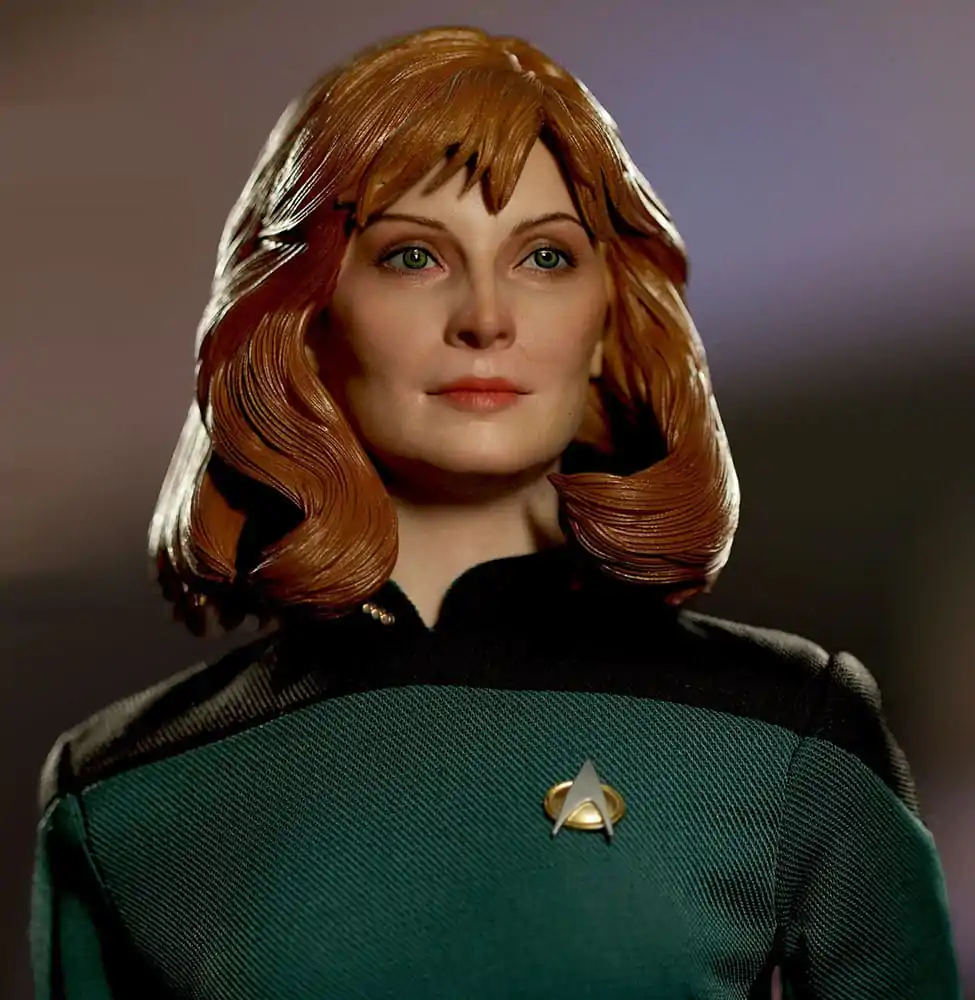 Star Trek: The Next Generation 1/6 Dr. Beverly Crusher (Essential Edition) akciófigura 27 cm termékfotó