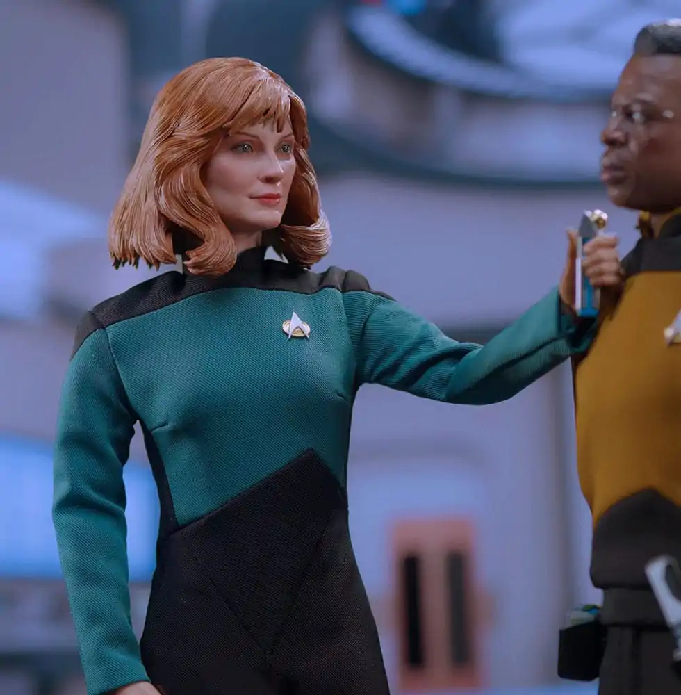Star Trek: The Next Generation 1/6 Dr. Beverly Crusher (Essential Edition) akciófigura 27 cm termékfotó
