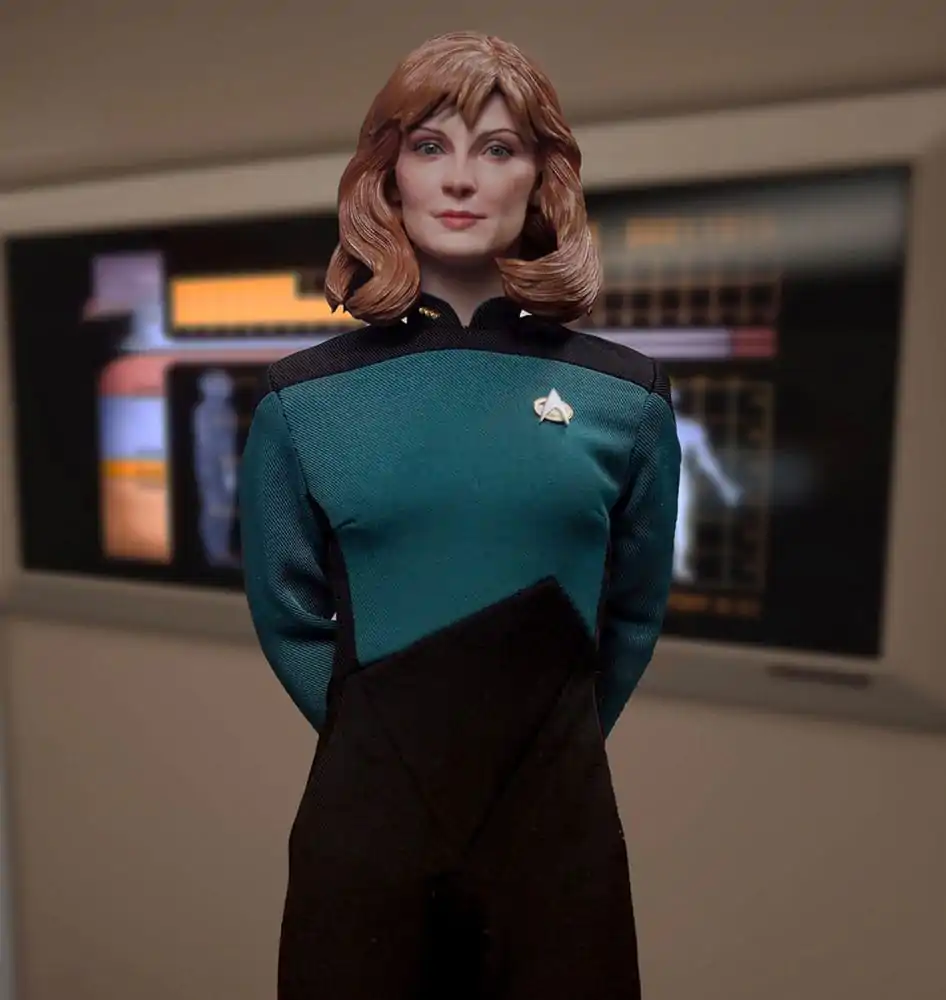 Star Trek: The Next Generation 1/6 Dr. Beverly Crusher (Essential Edition) akciófigura 27 cm termékfotó