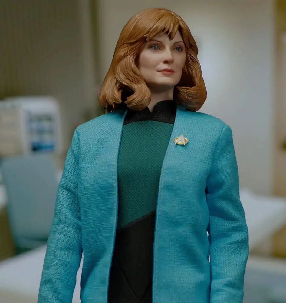 Star Trek: The Next Generation 1/6 Dr. Beverly Crusher (Standard Edition) akciófigura 27 cm termékfotó