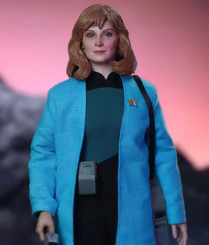 Star Trek: The Next Generation 1/6 Dr. Beverly Crusher (Standard Edition) akciófigura 27 cm termékfotó