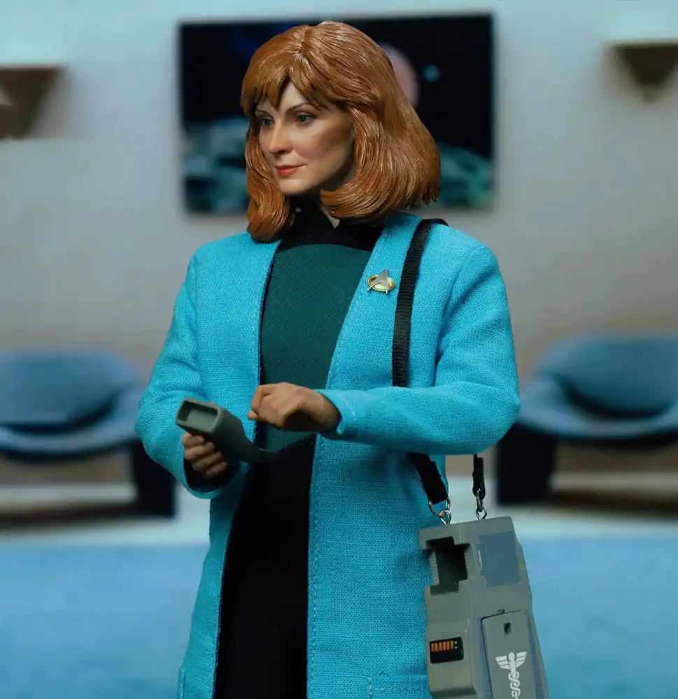 Star Trek: The Next Generation 1/6 Dr. Beverly Crusher (Standard Edition) akciófigura 27 cm termékfotó