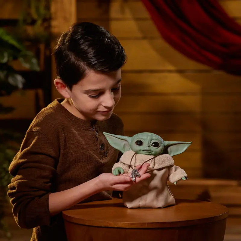 Star Wars Baby Yoda A gyermek mozgó és hangot kiadó figura termékfotó