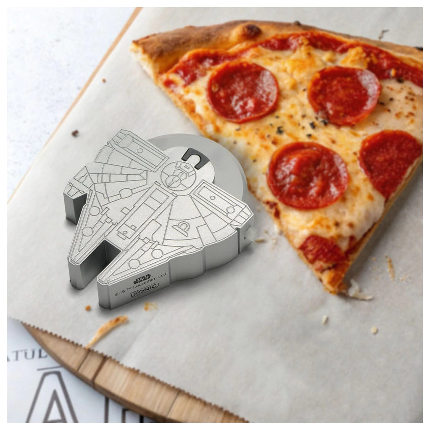 Star Wars Millennium Falcon pizzavágó termékfotó