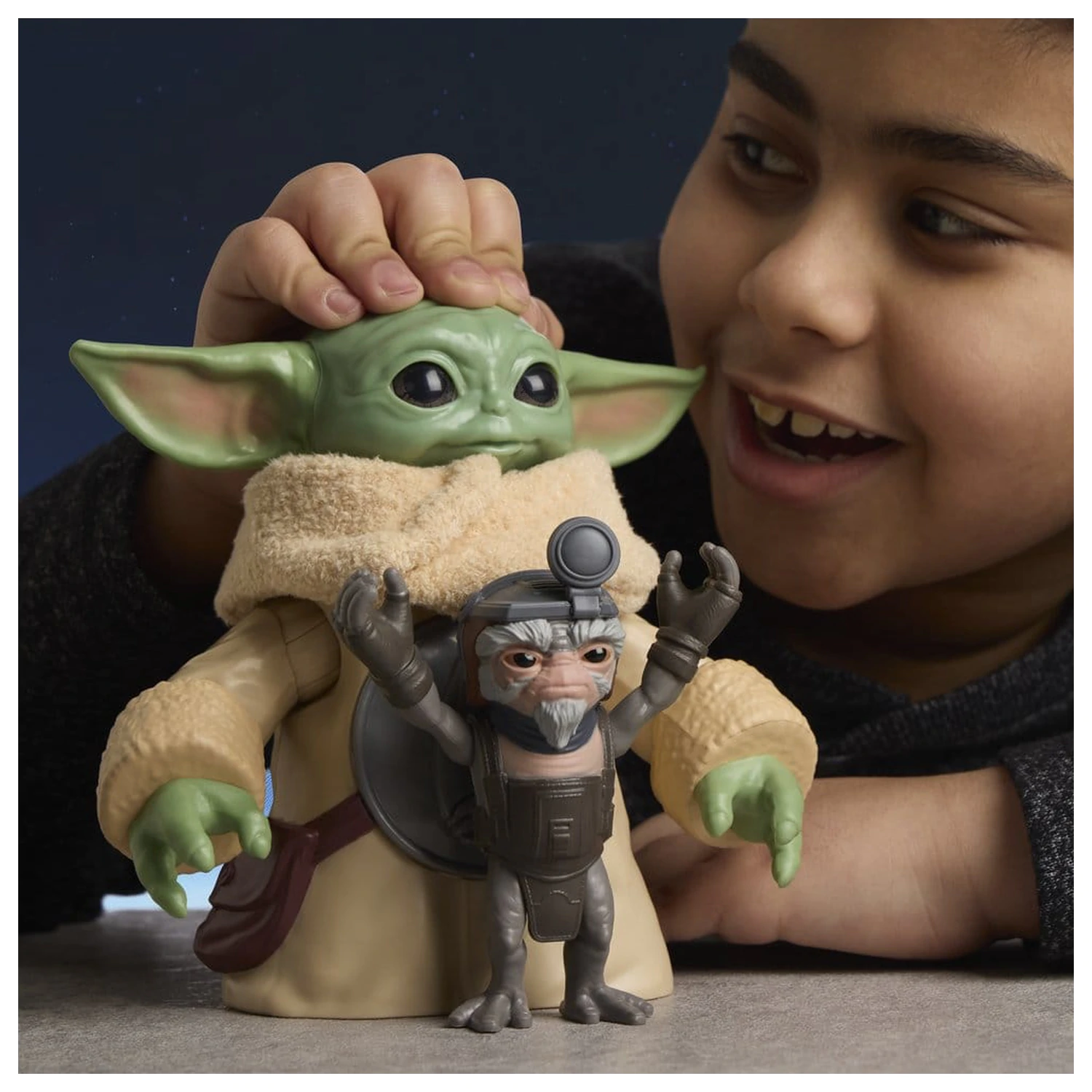 Star Wars: The Mandalorian & Grogu elektromos akciófigura Huggin' Grogu & Anzellan 17 cm termékfotó