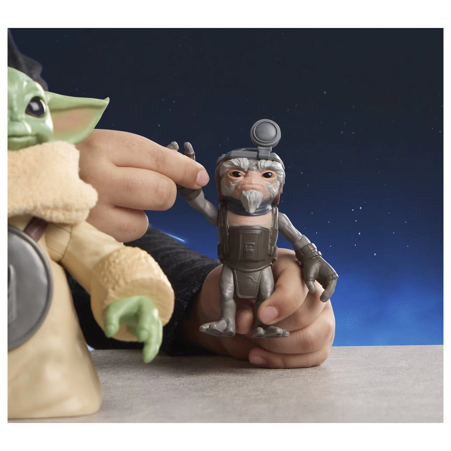 Star Wars: The Mandalorian & Grogu elektromos akciófigura Huggin' Grogu & Anzellan 17 cm termékfotó