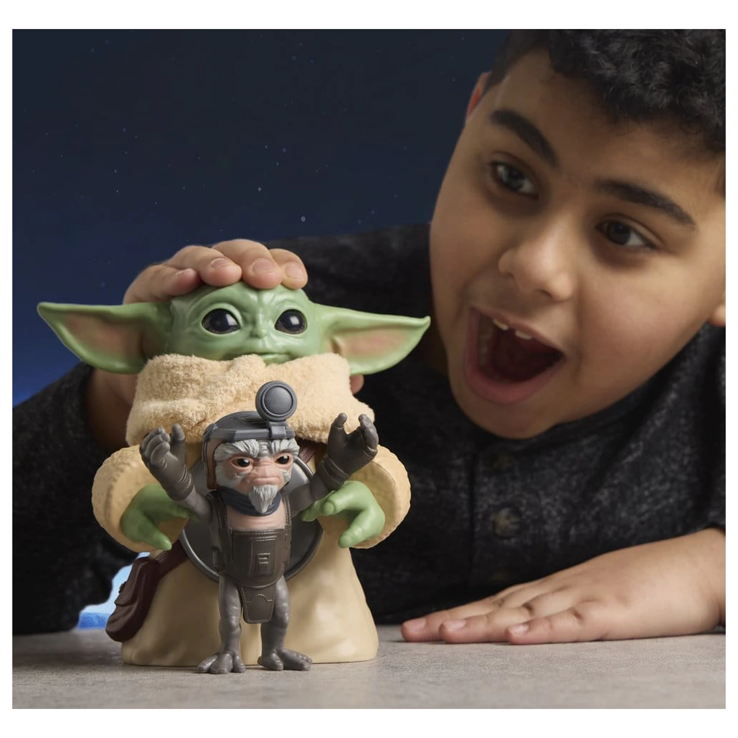 Star Wars: The Mandalorian & Grogu elektromos akciófigura Huggin' Grogu & Anzellan 17 cm termékfotó