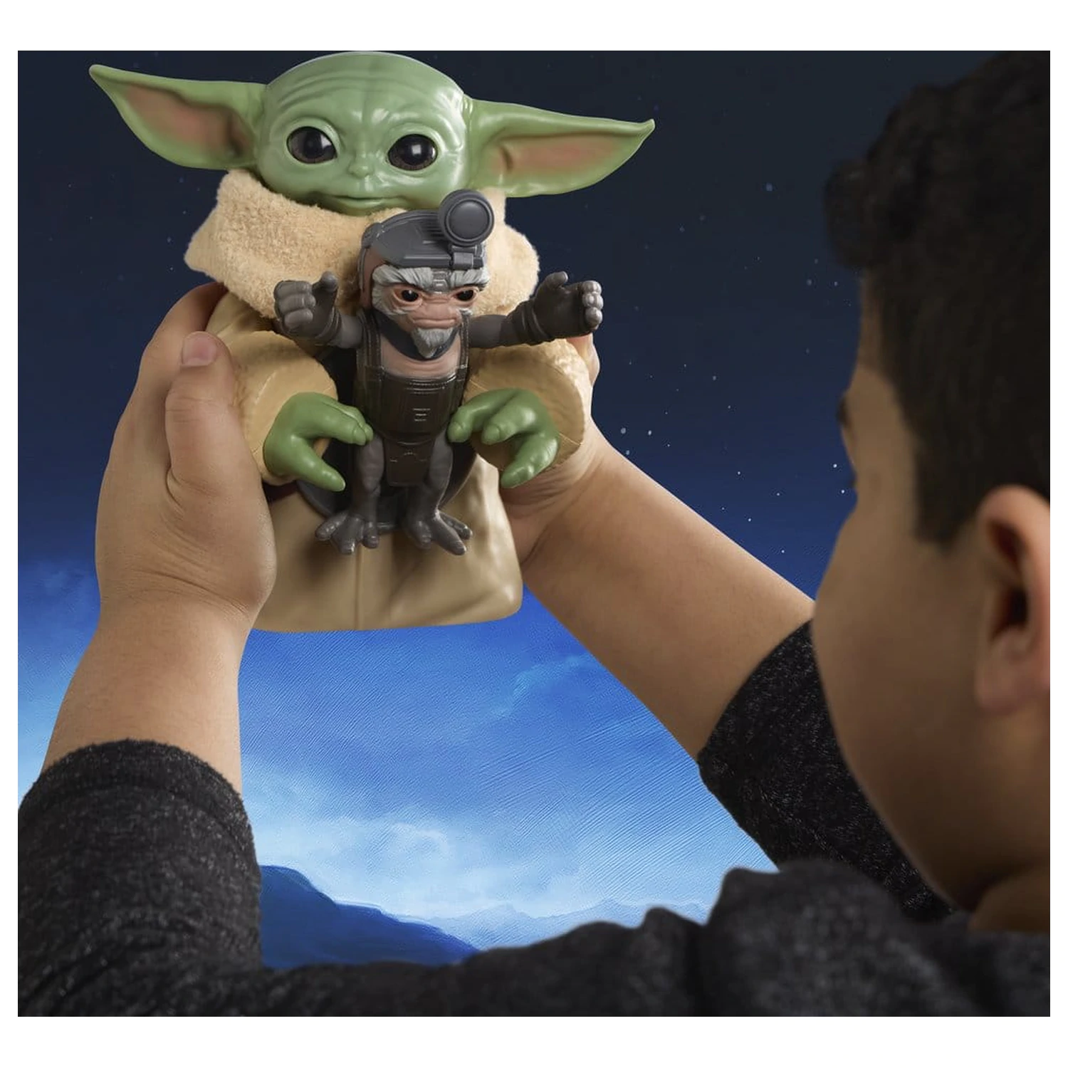 Star Wars: The Mandalorian & Grogu elektromos akciófigura Huggin' Grogu & Anzellan 17 cm termékfotó