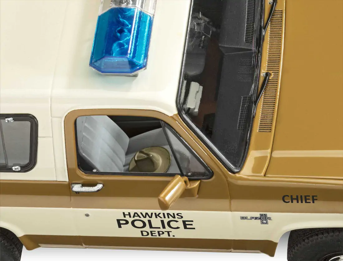 Stranger Things 1/25 1985 Chevrolet K5 Blazer modell készlet csomag 19 cm termékfotó