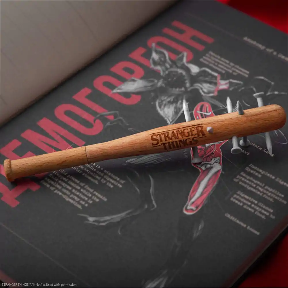Stranger Things Spiked Bat toll & Stranger Things kitűző termékfotó