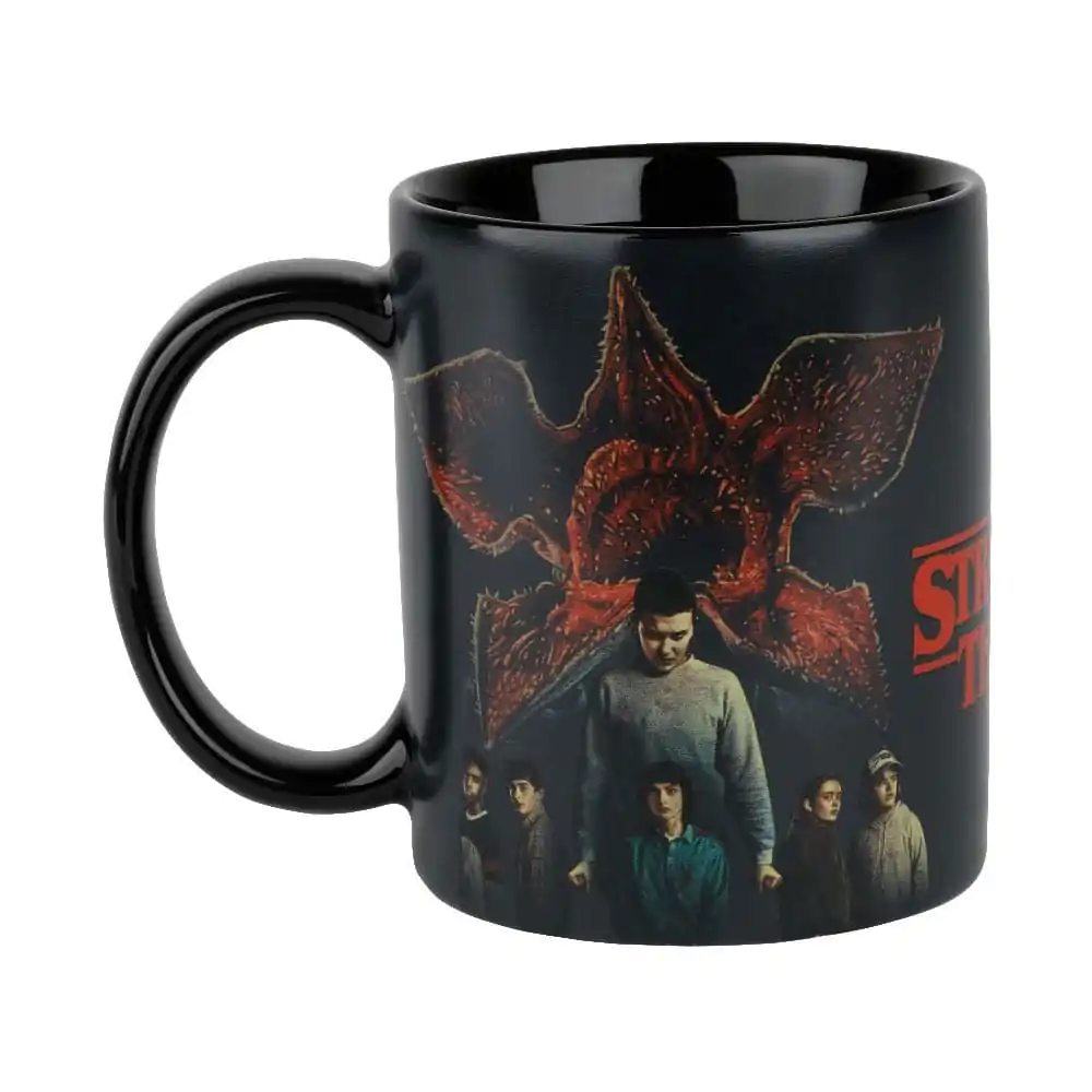 Stranger Things Tasse mit Thermoeffekt Team 320 ml termékfotó