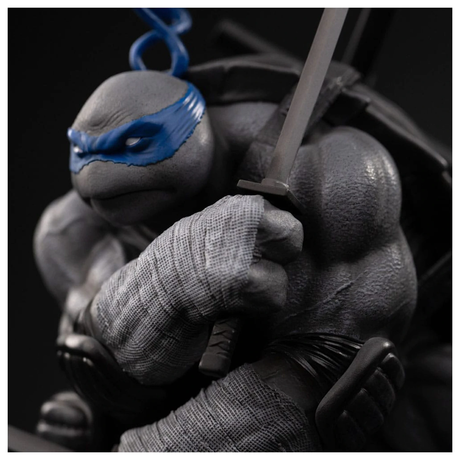 Teenage Mutant Ninja Turtles Art Scale szobor figura 1/10 Leonardo Black and White Variant 26 cm termékfotó