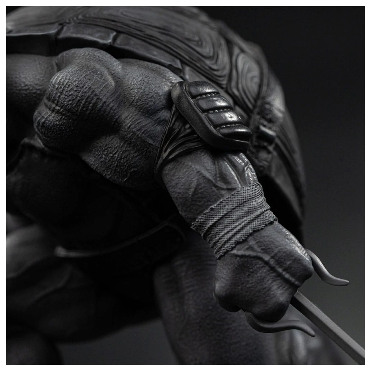 Teenage Mutant Ninja Turtles Art Scale szobor figura 1/10 Raphael Black and White Variant 26 cm termékfotó