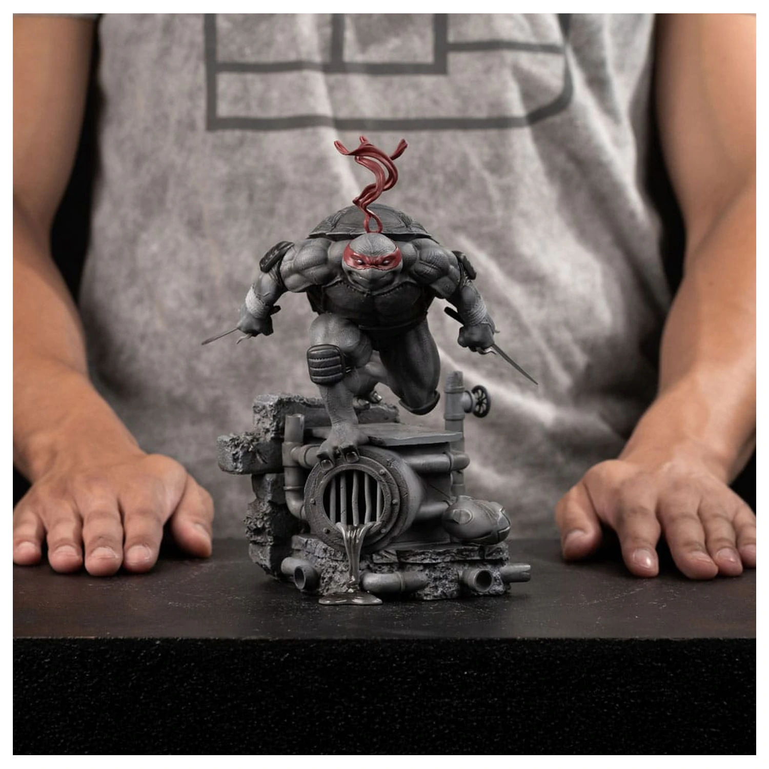 Teenage Mutant Ninja Turtles Art Scale szobor figura 1/10 Raphael Black and White Variant 26 cm termékfotó