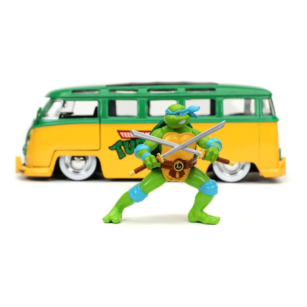Teenage Mutant Ninja Turtles Hollywood Rides Diecast Model 1/24 1962 VW Bus és Leonardo figura termékfotó