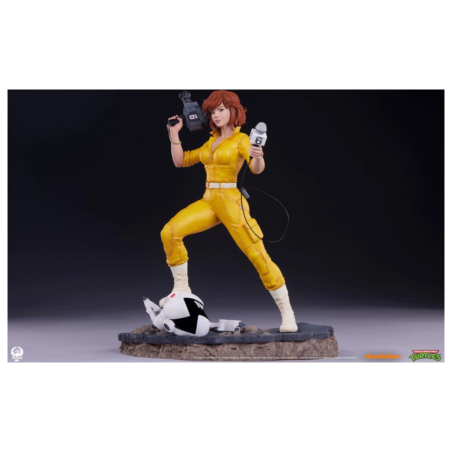 Teenage Mutant Ninja Turtles Premier Series 1/4 April O'Neil szobor figura 46 cm termékfotó