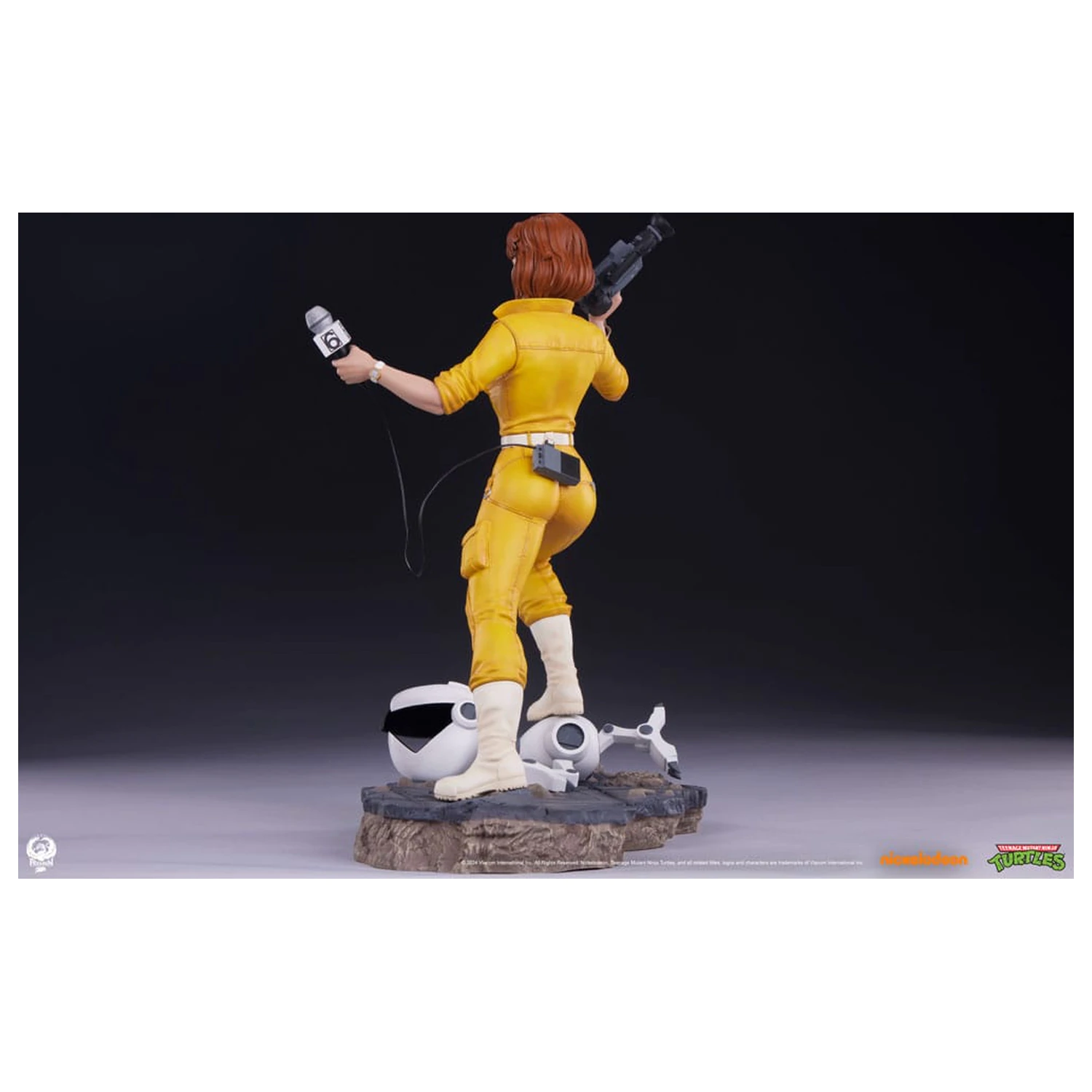 Teenage Mutant Ninja Turtles Premier Series 1/4 April O'Neil szobor figura 46 cm termékfotó