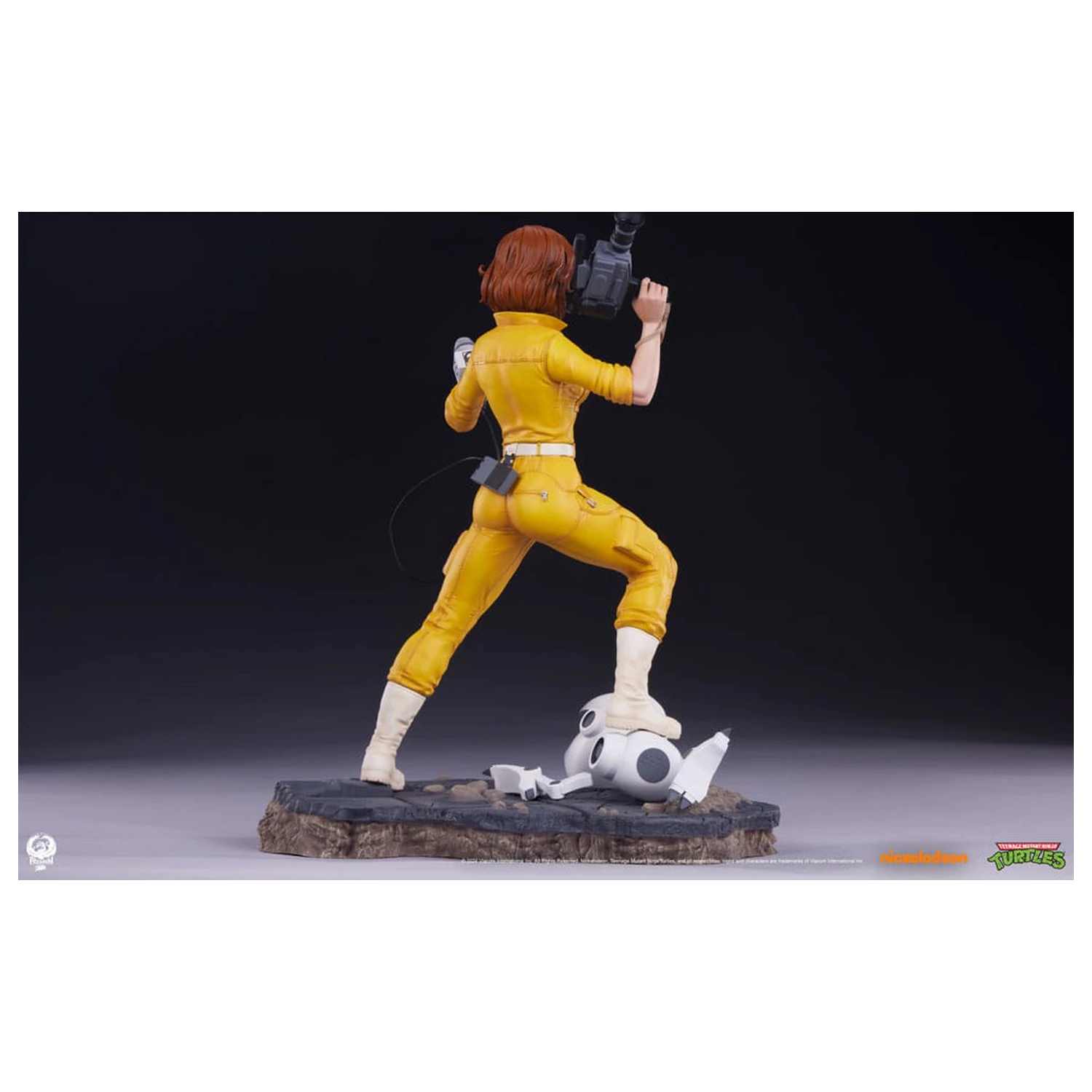 Teenage Mutant Ninja Turtles Premier Series 1/4 April O'Neil szobor figura 46 cm termékfotó