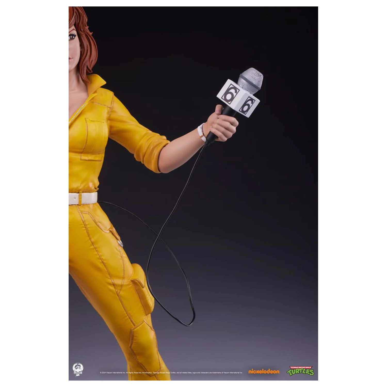 Teenage Mutant Ninja Turtles Premier Series 1/4 April O'Neil szobor figura 46 cm termékfotó