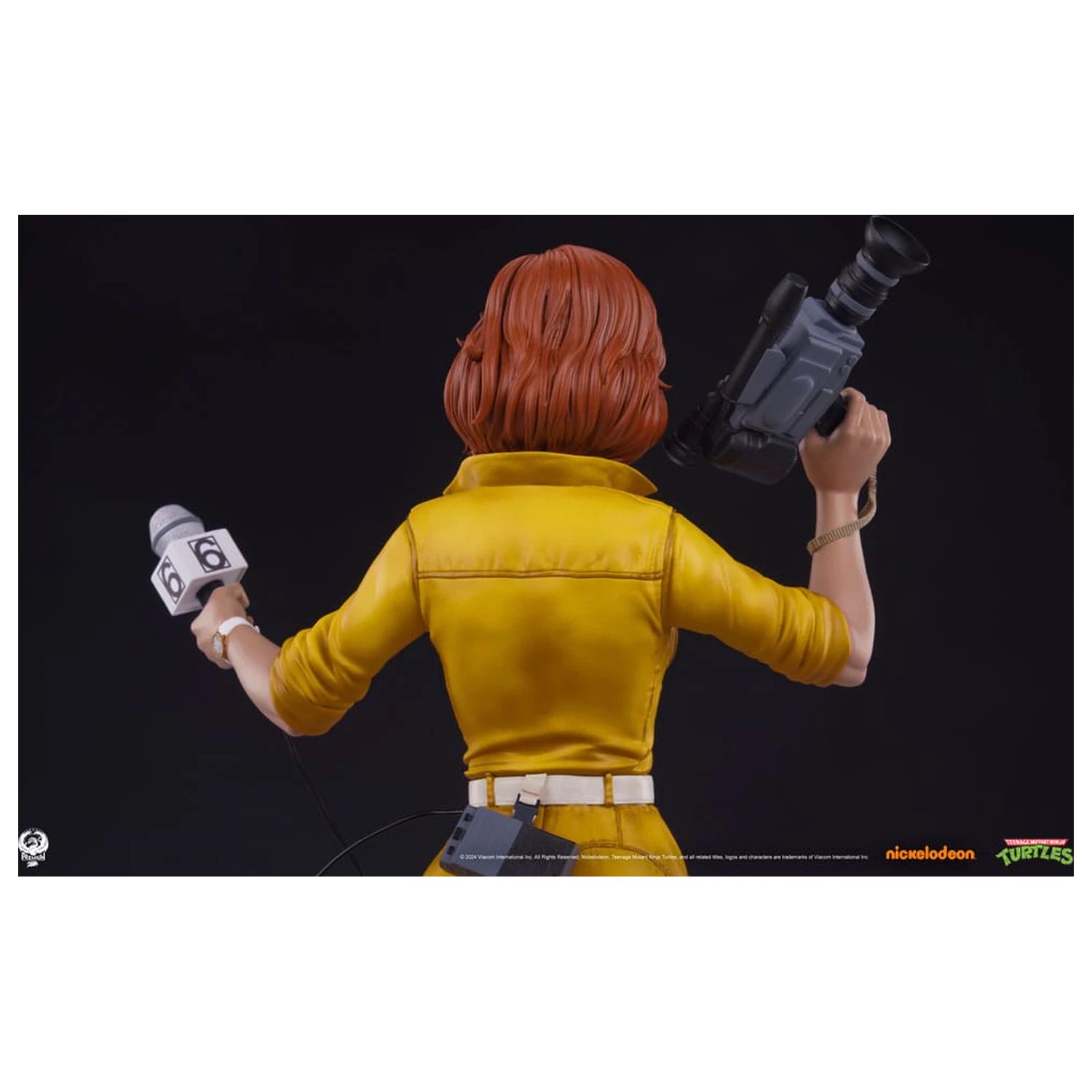 Teenage Mutant Ninja Turtles Premier Series 1/4 April O'Neil szobor figura 46 cm termékfotó