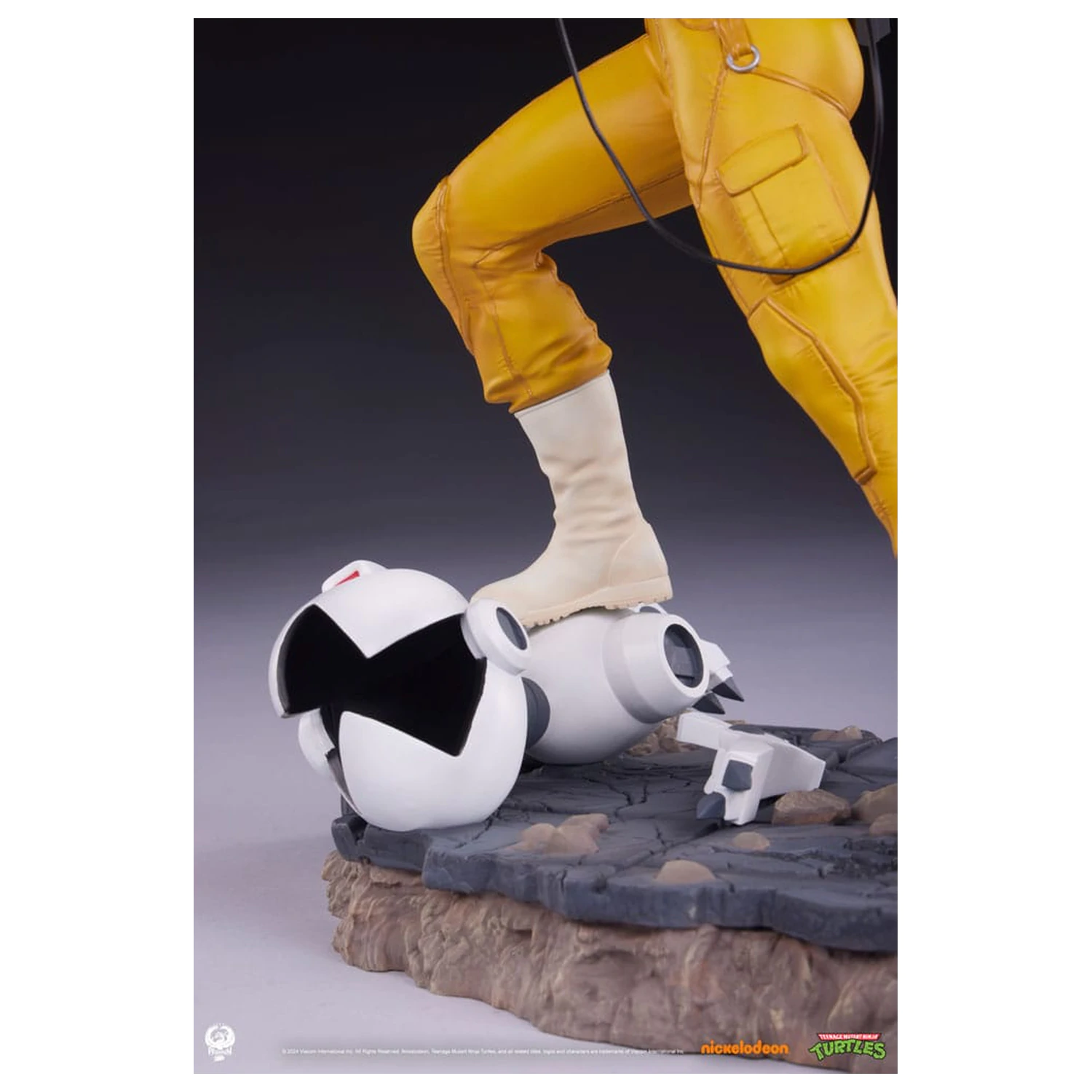 Teenage Mutant Ninja Turtles Premier Series 1/4 April O'Neil szobor figura 46 cm termékfotó