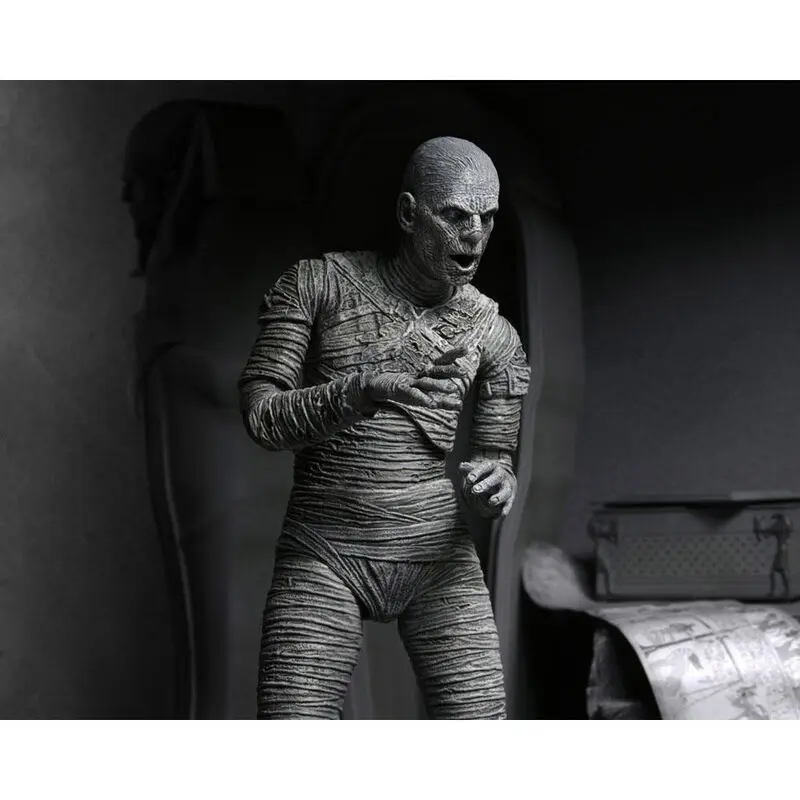 Universal Monsters Mummy Black and White Ultimate figura 18cm termékfotó