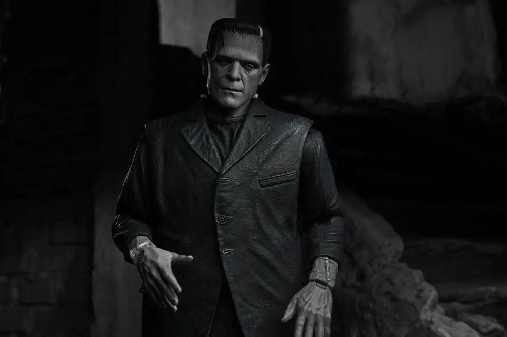 Universal Monsters Ultimate Frankensteins Monster Black and White figura 18cm termékfotó