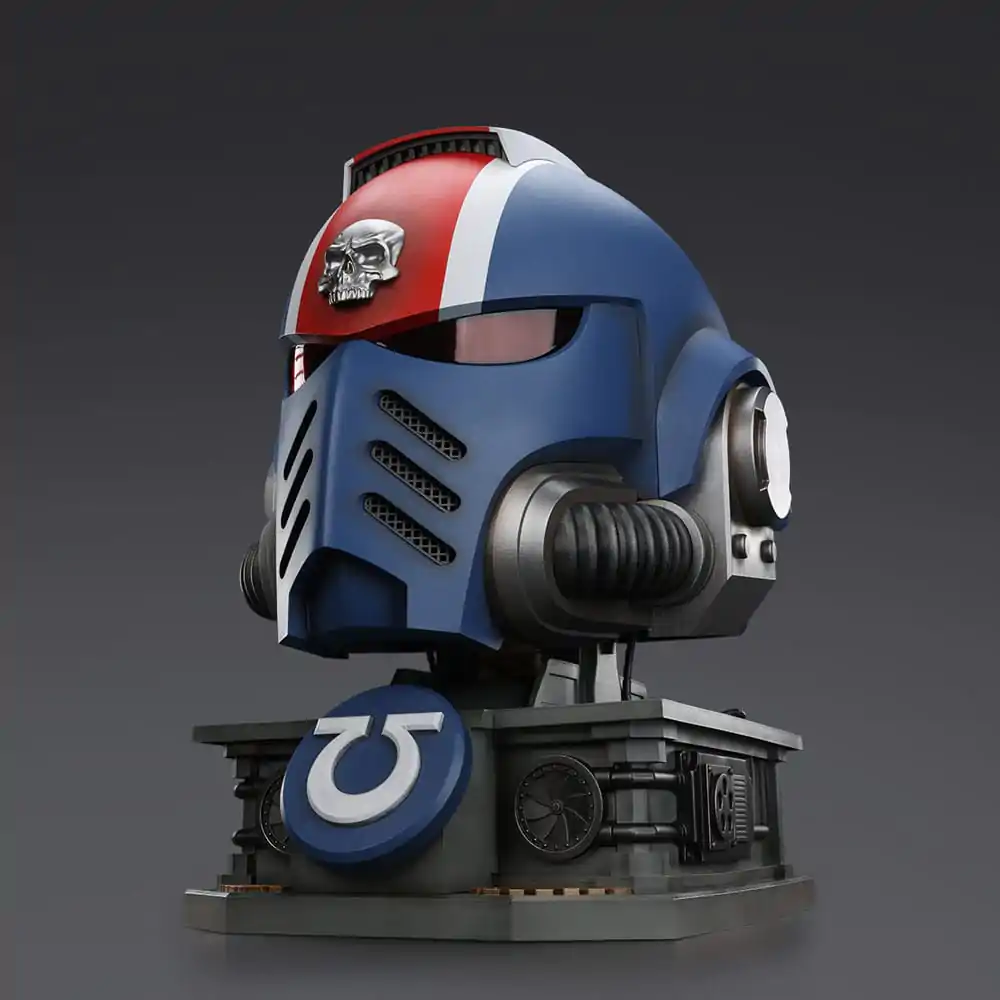Warhammer 40,000: Space Marine 2 Ultramarines Lieutenant Titus Helmet with Display Stand replika 44 cm  termékfotó